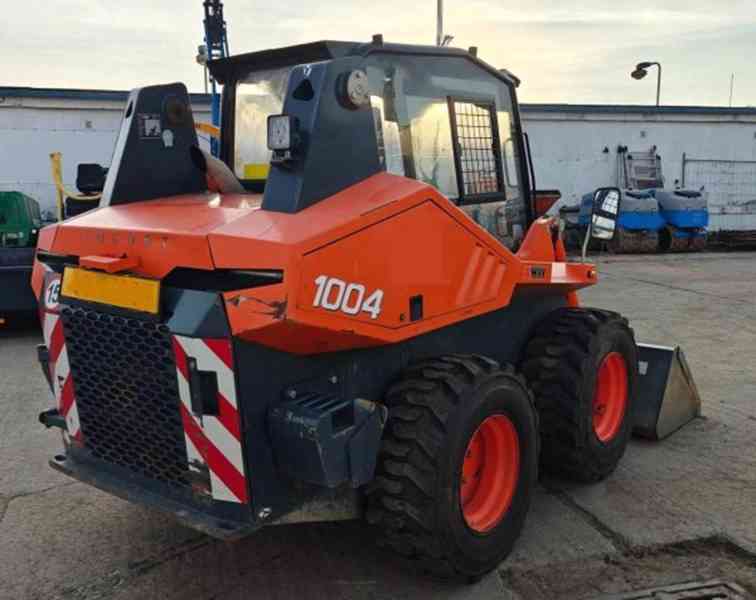 3.6t smykový nakladač Locust 1004 motor Perkins - foto 3