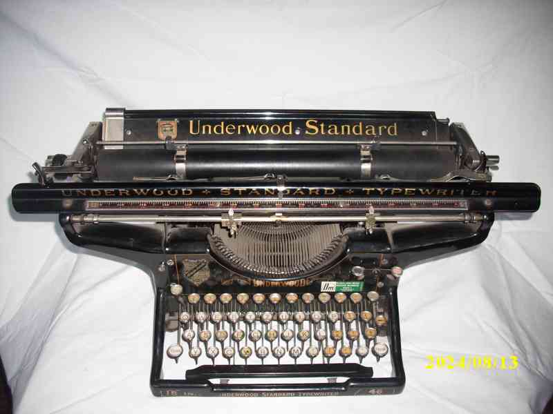 Psací stroj značky UnderWood Standard