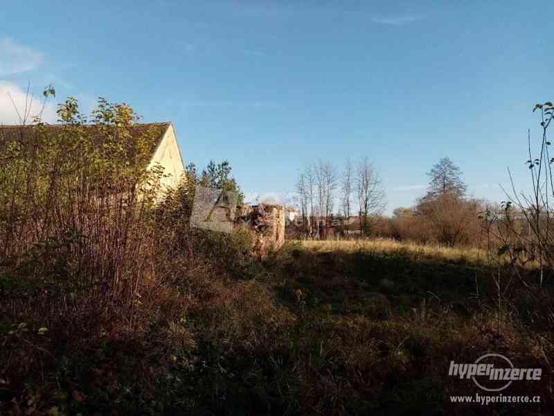 Prodej pozemku se stodolou, 2.305 m2, Štítary, okr. Znojmo - foto 3