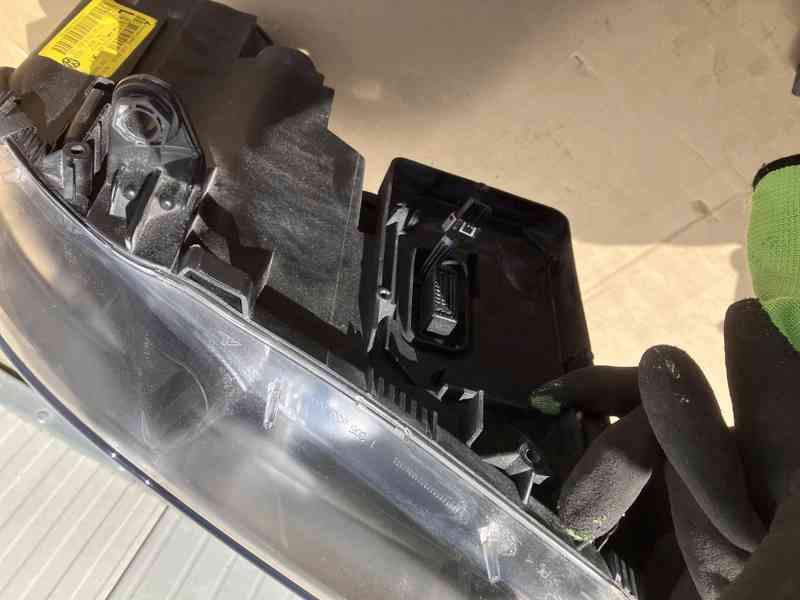 predni xenon svetlo vw touran 06-10 pravy levy - foto 16