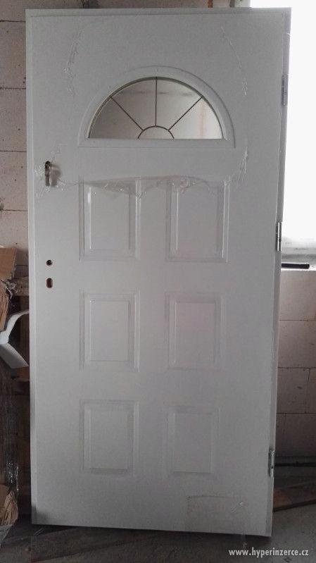 Bílé vchodové dveře - foto 1