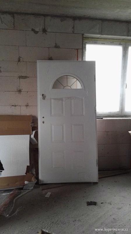Bílé vchodové dveře - foto 2