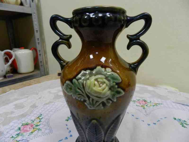 Hezká stará hnědá Váza Amfora Růže Majolika - foto 2