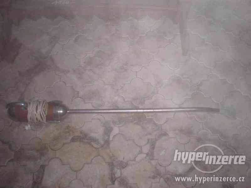 starý vysavač Omega - foto 2