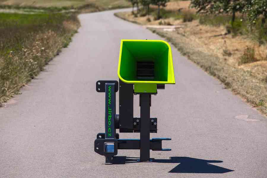 Štěpkovač špalíkovač za traktor s řemenovým převodem - foto 2