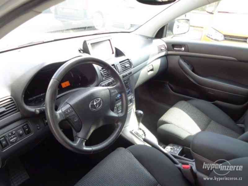 Toyota Avensis 2.4 VVT-i Combi Executive 120kW - foto 8