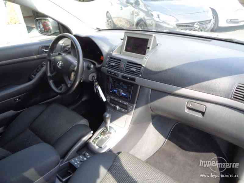 Toyota Avensis 2.4 VVT-i Combi Executive 120kW - foto 12