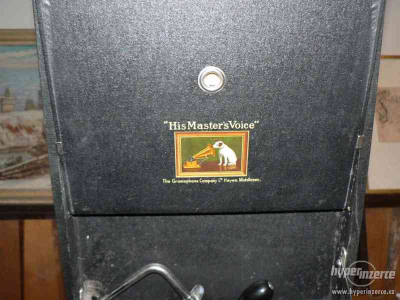 starý gramofon na kliku - foto 2