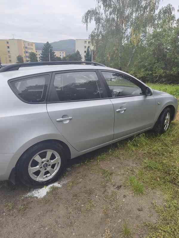 Hyundai i30 1,6 93 kW COMBI (CW) - foto 10