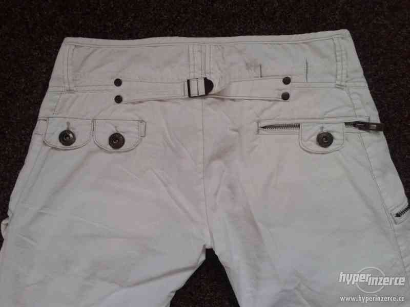Bílé tříčtvrteční kalhoty - velikost S - foto 2