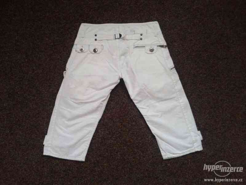 Bílé tříčtvrteční kalhoty - velikost S - foto 3