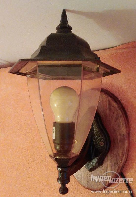 Stylová lampička s dřevěným držákem a vypínačem. - foto 2