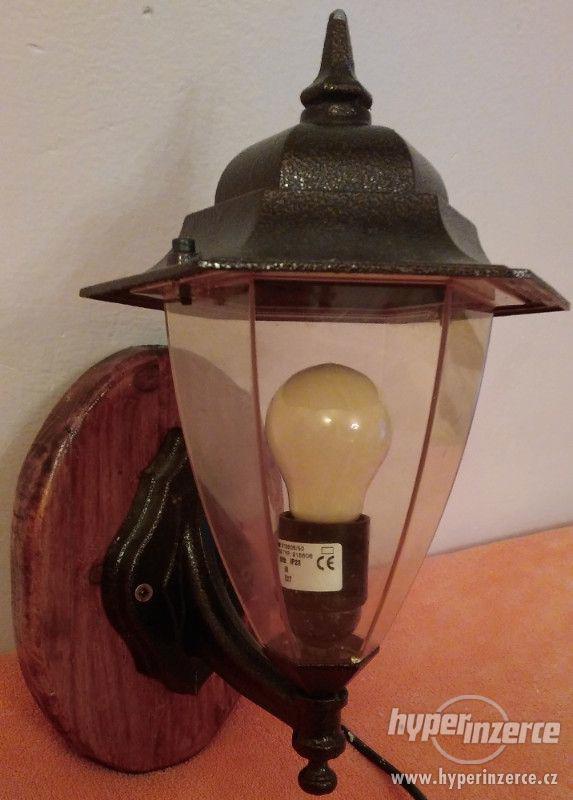 Stylová lampička s dřevěným držákem a vypínačem. - foto 4