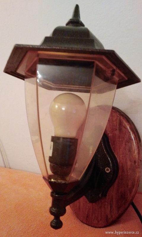 Stylová lampička s dřevěným držákem a vypínačem. - foto 5