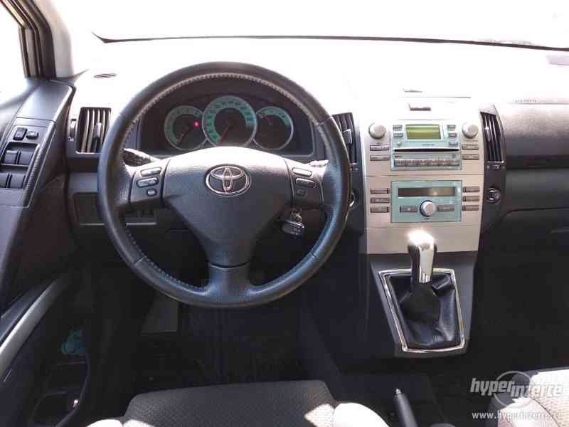 Toyota Corolla Verso 2,2 D-4D, 100 kW - foto 7