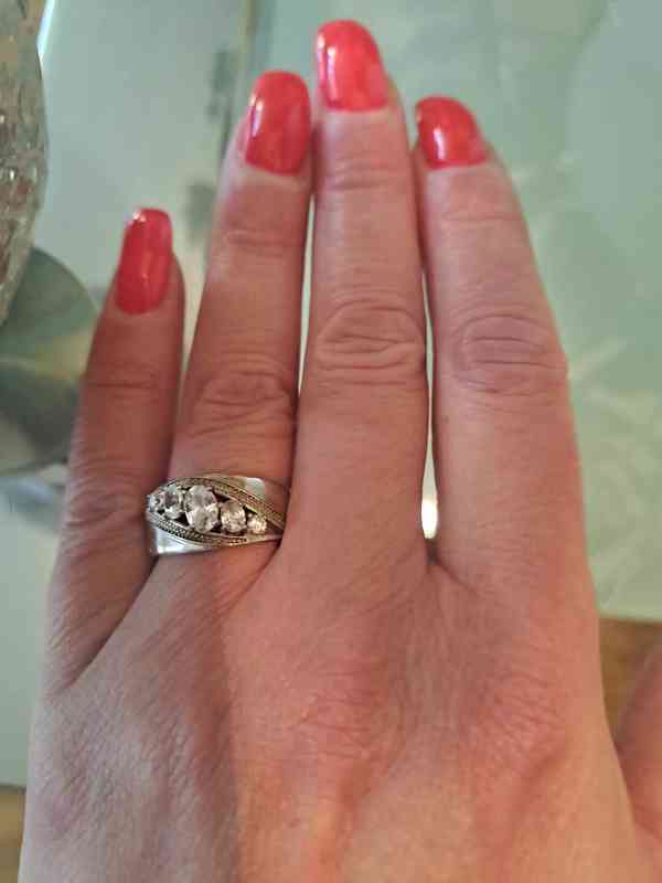 Stříbrný prsten se zirkony - foto 1