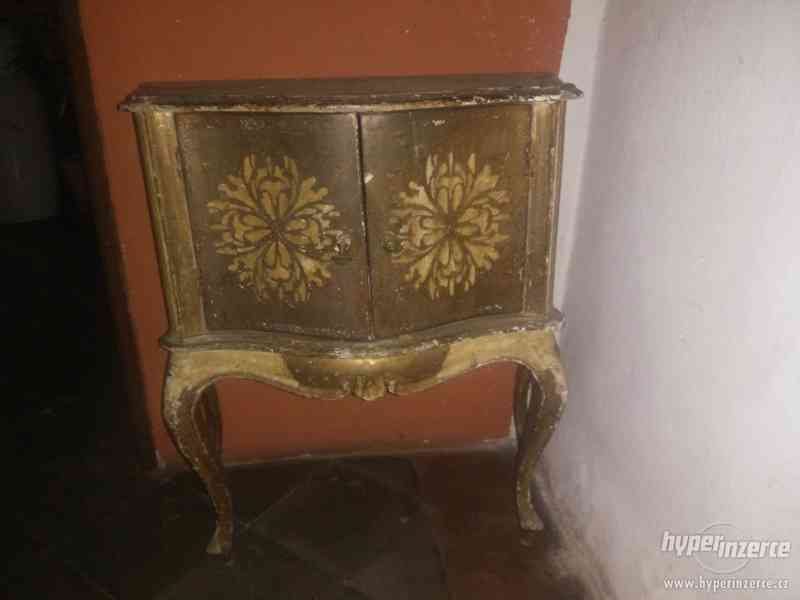 dva starožitné stolečky - foto 2
