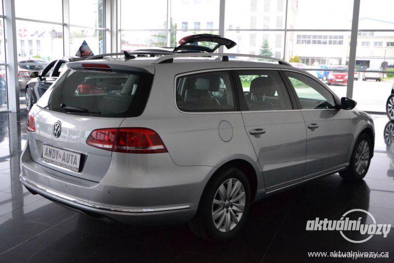 Volkswagen Passat 2.0, nafta, r.v. 2013, navigace, kůže - foto 11