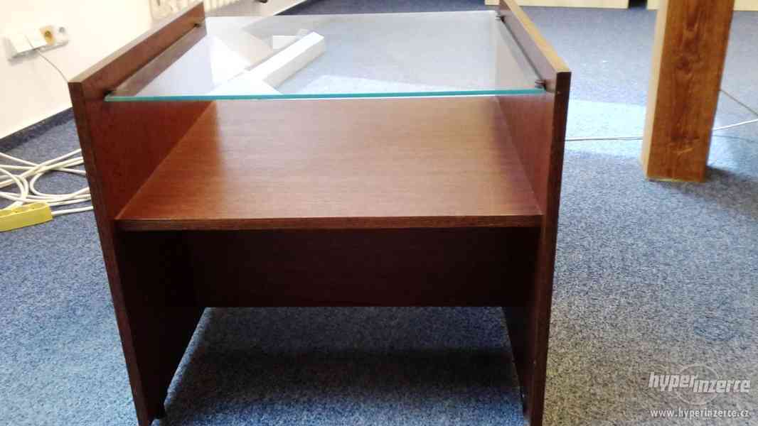 Kancelářský stolek se skleněnou deskou tmavohnědé barvy - foto 2