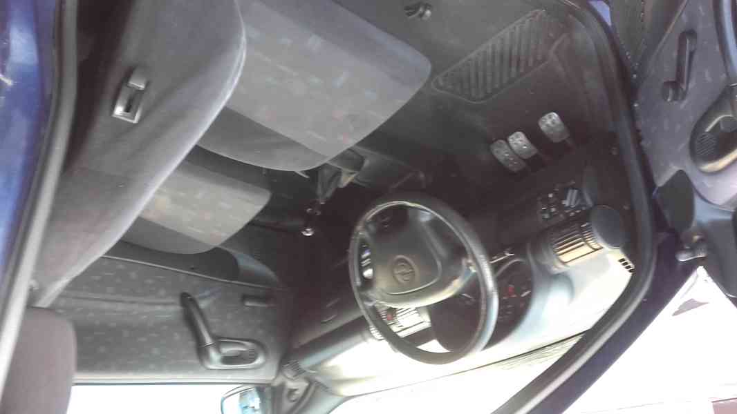 Prodám Opel Corsa 1.4/ 44 KW R.V. 1996 - foto 3