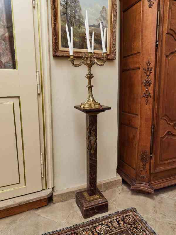 Párové podstavce z červeného mramoru s mosaznými aplikacemi  - foto 8