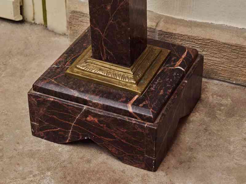 Párové podstavce z červeného mramoru s mosaznými aplikacemi  - foto 9