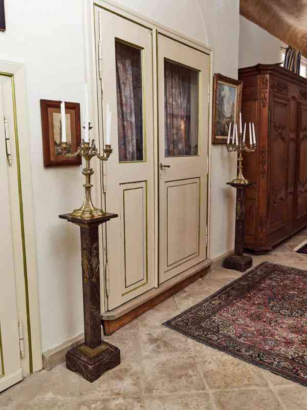 Párové podstavce z červeného mramoru s mosaznými aplikacemi  - foto 10