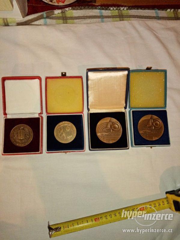 Medaile v krabičkách 4 ks - nápisy viditelné na fotkách - foto 1