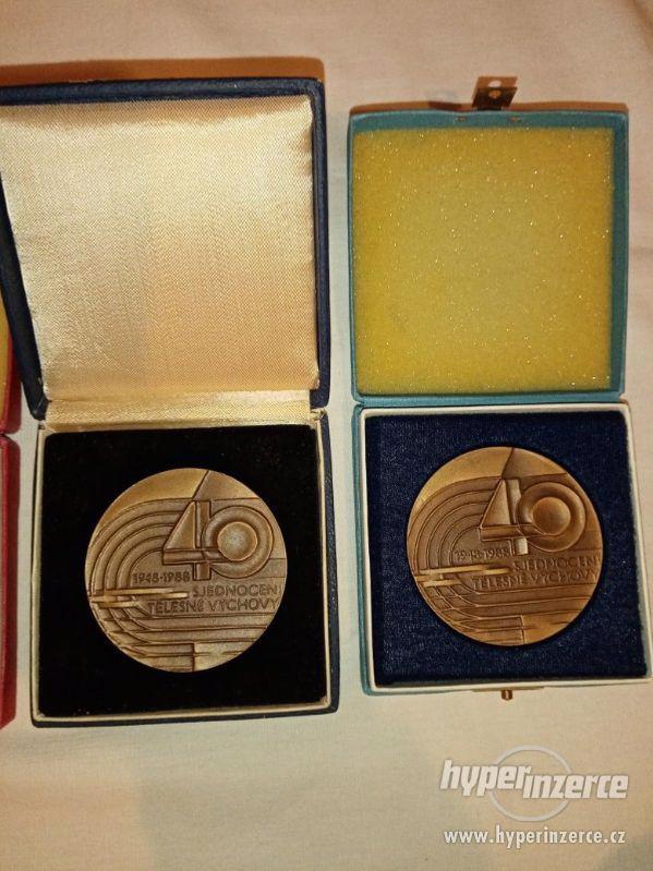 Medaile v krabičkách 4 ks - nápisy viditelné na fotkách - foto 3