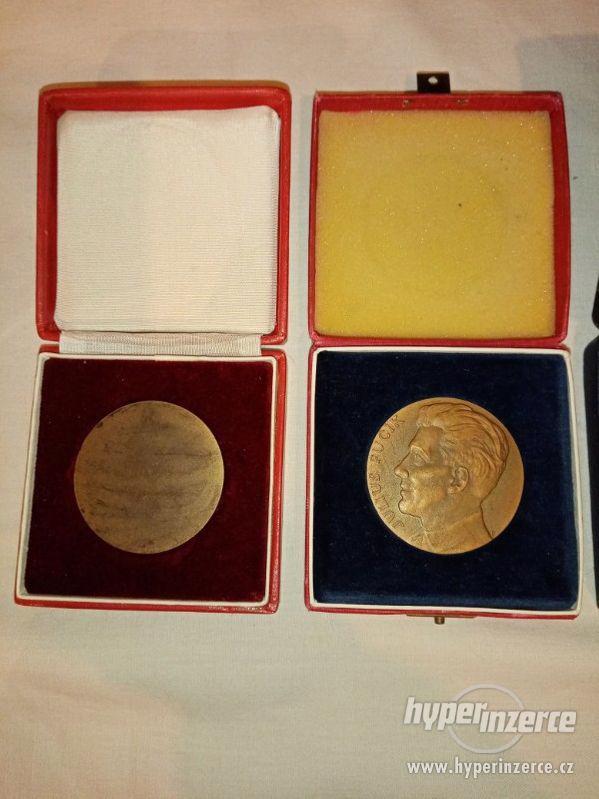 Medaile v krabičkách 4 ks - nápisy viditelné na fotkách - foto 4