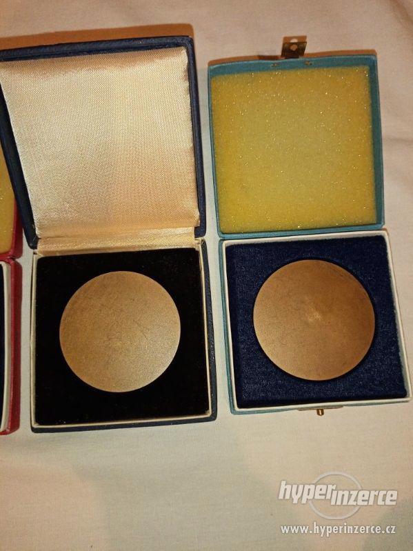 Medaile v krabičkách 4 ks - nápisy viditelné na fotkách - foto 5