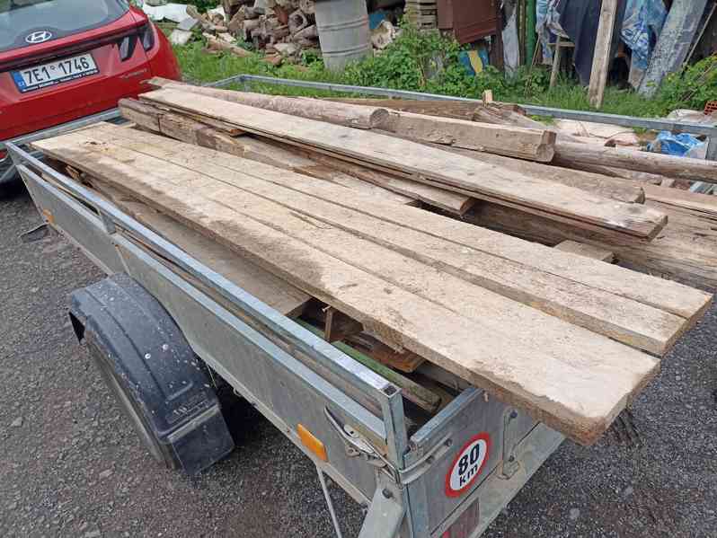 Dřevo ze stavby, desky latě aj. 4 vozíky