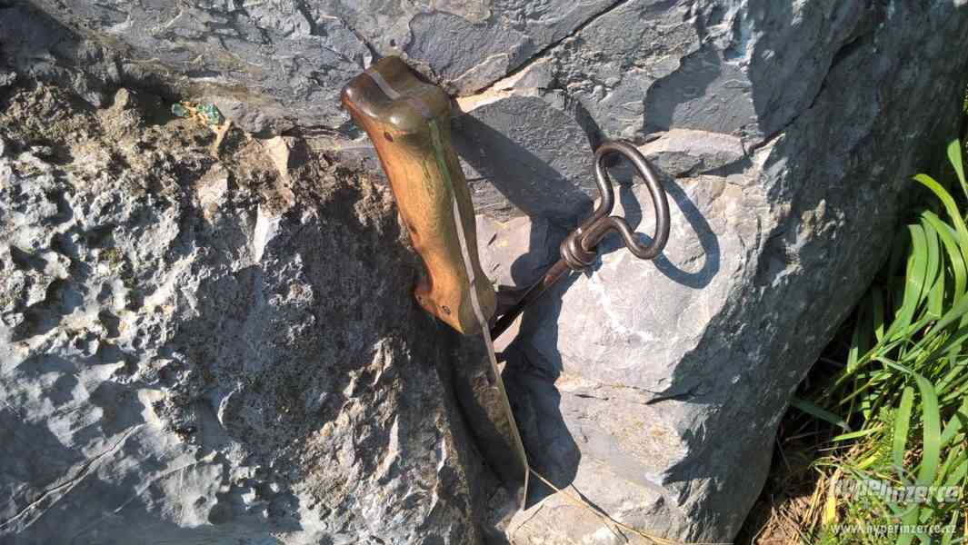 Prodám ručně kovaný nůž s vyřezávanou rukojetí - foto 6