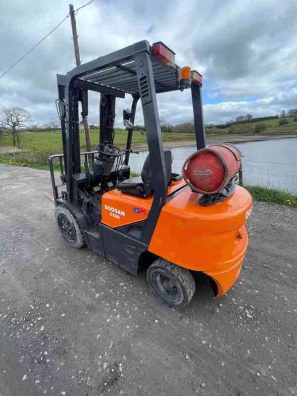 DOOSAN C30G 3 tunový vysokozdvižný vozík - foto 2