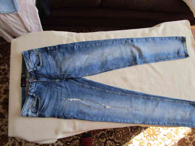 Pěkné modré elast. rifle Slim - trhané, vel. S (36) - foto 2