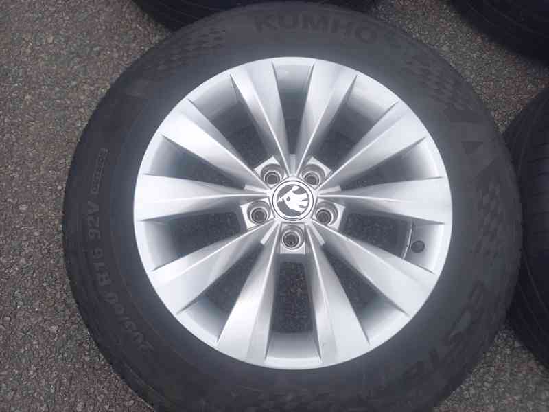 Pěkná letní ALU sada Š.Kamiq/Scala+205/60R16 Bridgestone - foto 2