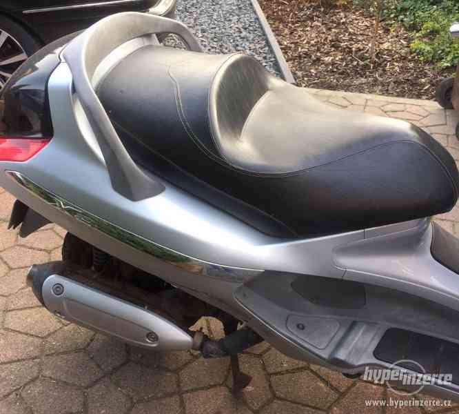 Skůtr Piaggio X8 125 - foto 3