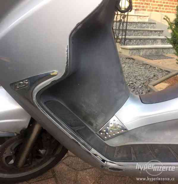 Skůtr Piaggio X8 125 - foto 5