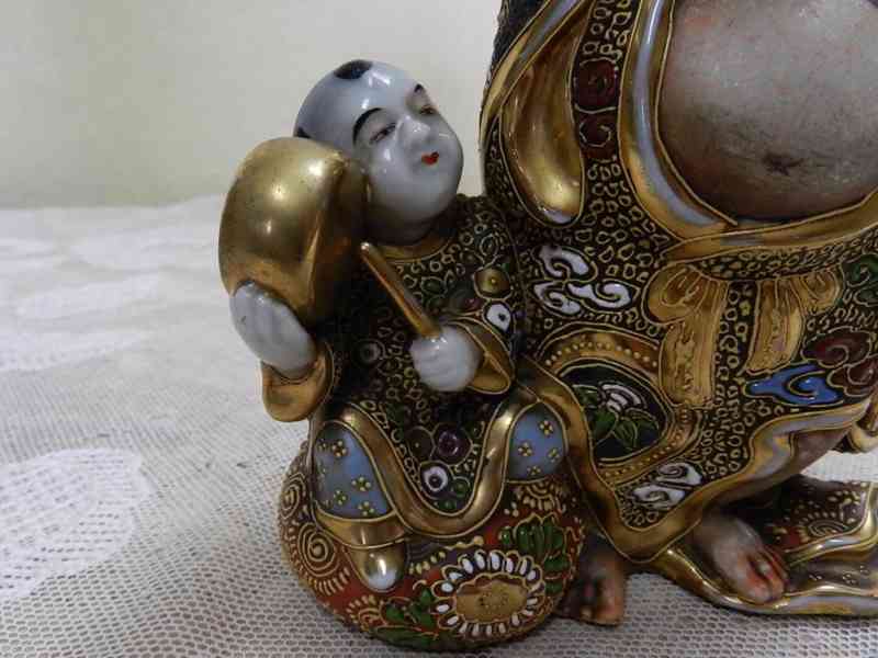Luxusní Japonská bohatě zdobená soška Bůh Bůžek Satsuma  - foto 4