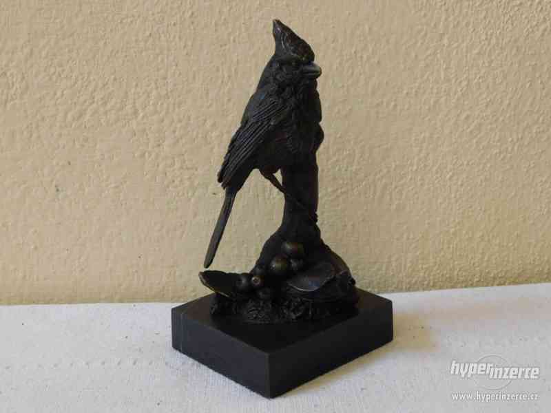 Bronzová socha na mramoru - ptáček Kardinál - foto 1