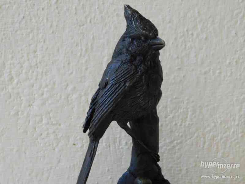 Bronzová socha na mramoru - ptáček Kardinál - foto 2