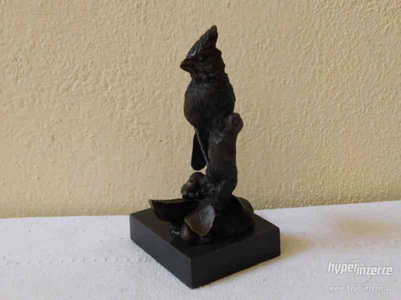 Bronzová socha na mramoru - ptáček Kardinál - foto 3
