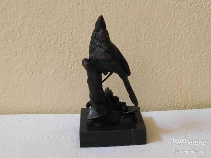 Bronzová socha na mramoru - ptáček Kardinál - foto 4