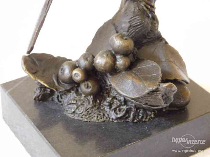 Bronzová socha na mramoru - ptáček Kardinál - foto 5