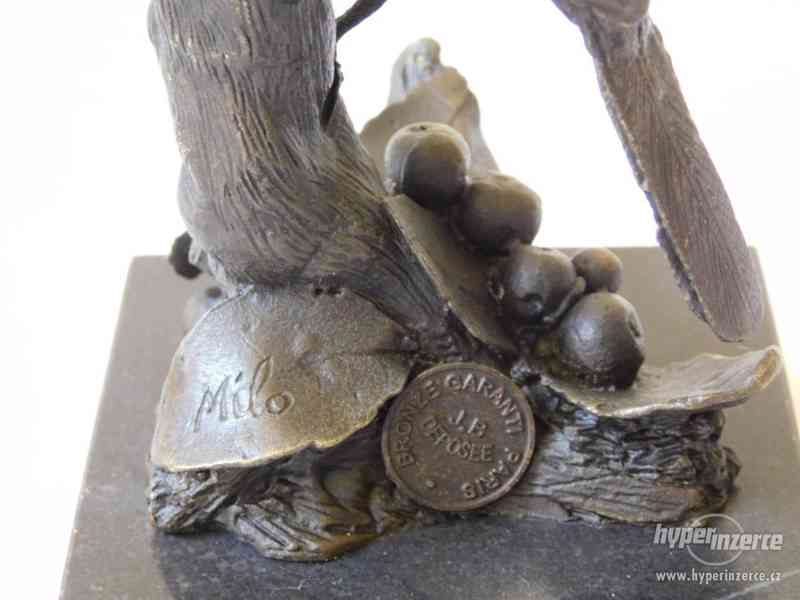 Bronzová socha na mramoru - ptáček Kardinál - foto 6