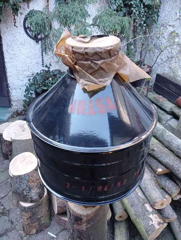 Historický vzduchový filtr z krytu civilní ochrany