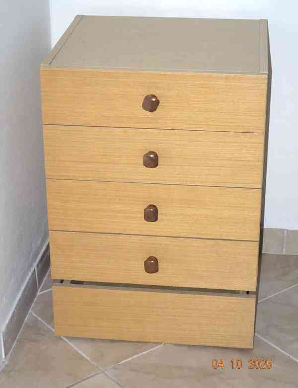 Praktická skříňka s prostornými zásuvkami.  - foto 5