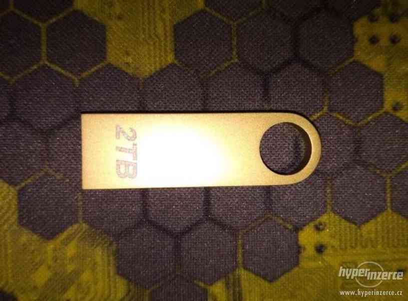 prodám Flash disk 2 TERA USB 3.0 - metal zlatý - foto 2
