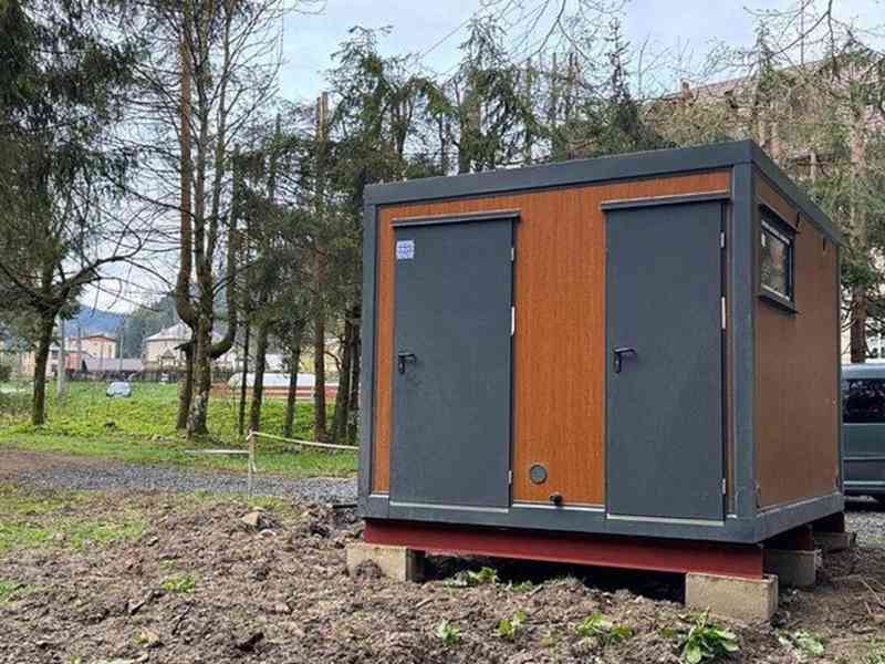 Sanitární kontejnerový pavilon s toaletou, čtyřlůžkový pokoj - foto 2