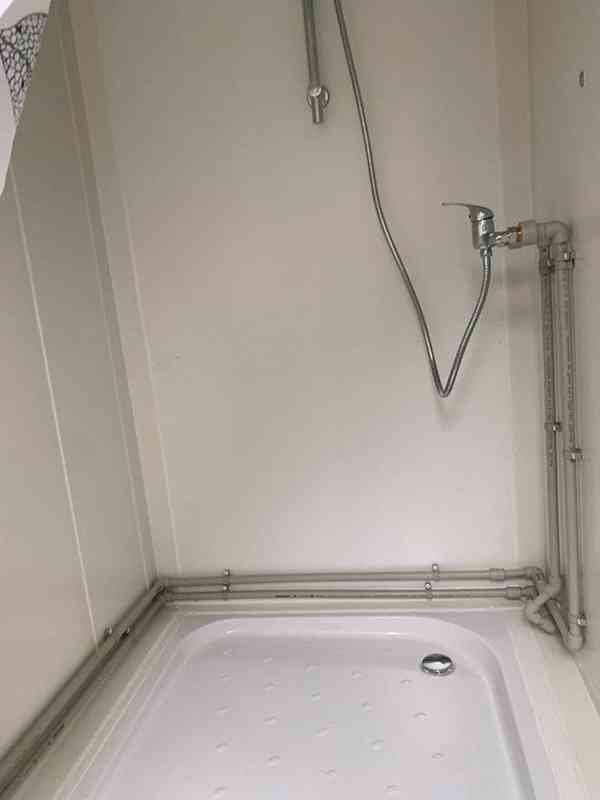 Sanitární kontejnerový pavilon s toaletou, čtyřlůžkový pokoj - foto 8